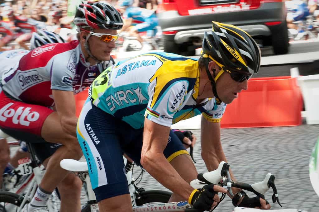 Lance Armstrong professzionális kerékpárversenyző, akit 2012-ben doppingbotránya miatt összes díjától és eredményétől megfosztottak