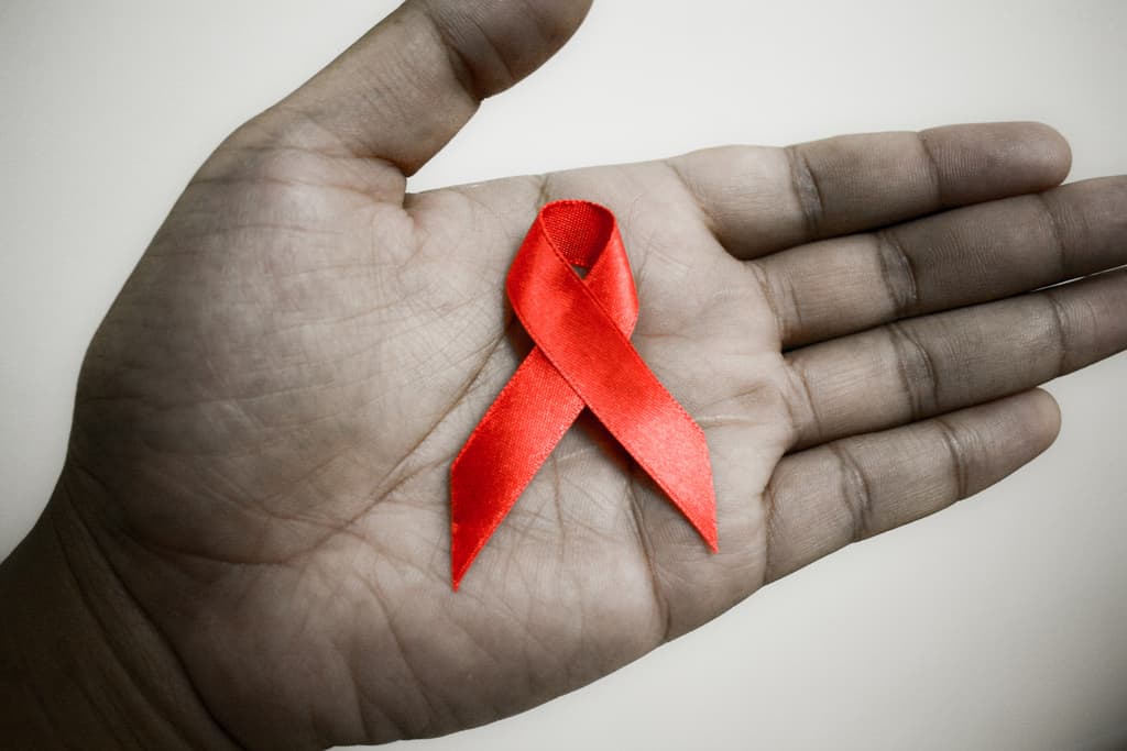 A piros szalag az AIDS elleni harc jelképe. Nemzetközi világnapja: december 1.