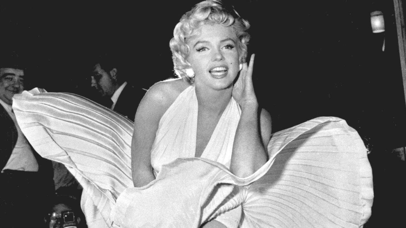 Marilyn ikonikus „csatornafedeles” képét mindenki ismeri, a vörös rúzs, s a szépségpötty mellett ez is egy olyan jellegzetesség, amelyből legtöbben rögtön a hírességre asszociálunk.
