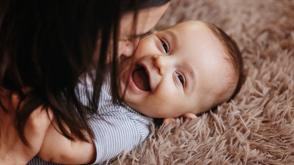A csecsemők 4 hónapos korukra már célzottan, célorientáltan mosolyognak az anyjukra.
